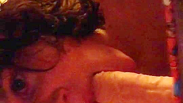 Morena amadora chupa consolos em vídeo caseiro de masturbação