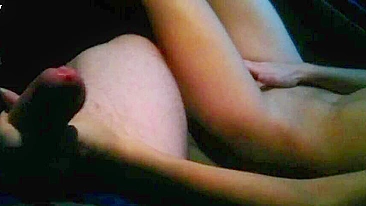 Namorada Amadora Dedilha Buceta Lisinha em Vídeo Caseiro