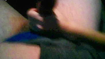 Namorada Amadora Dedilha Buceta Lisinha em Vídeo Caseiro