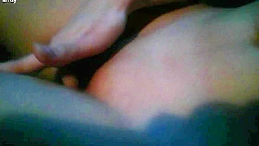 Namorada Amadora Dedilha Buceta Lisinha em Vídeo Caseiro