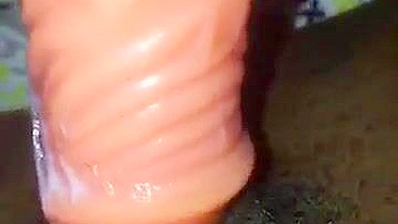 Ebony Amadora Se Masturba com Dildo em Selfie Caseira