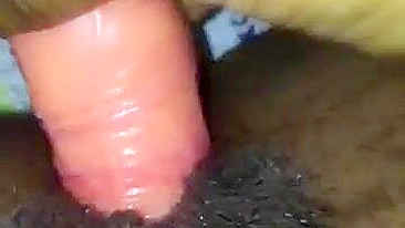 Ebony Amadora Se Masturba com Dildo em Selfie Caseira