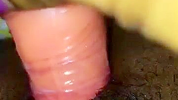 Ebony Amadora Se Masturba com Dildo em Selfie Caseira