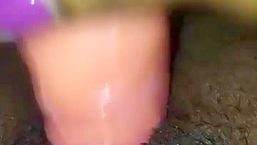 Ebony Amadora Se Masturba com Dildo em Selfie Caseira