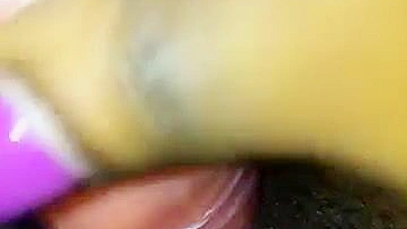 Ebony Amadora Se Masturba com Dildo em Selfie Caseira