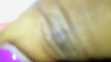 Ebony Amadora Se Masturba com Dildo em Selfie Caseira