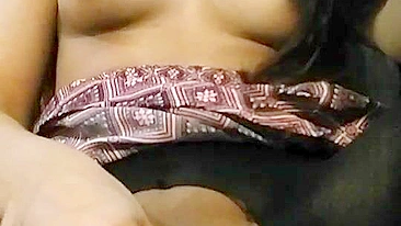 Asiática Amadora Se Masturba com Consolo em Vídeo Caseiro