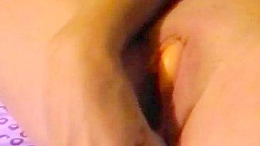 Namorada Submissa Masturbando a Bucetinha Apertada com Dildo e Gozando Forte