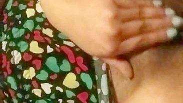 Morena Amadora Provoca Peitinhos em Selfie de Masturbação Caseira