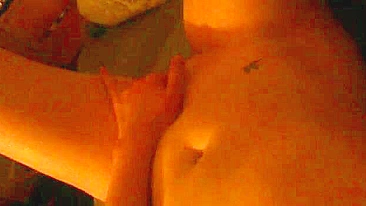 Novinha da Faculdade Se Masturbando em Selfie Caseira com Gemidos e Orgasmo