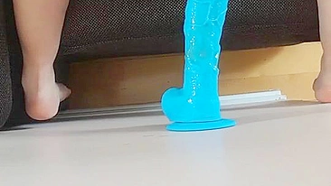 Amadora se masturbando com dupla penetração usando brinquedos anais