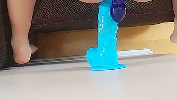 Amadora se masturbando com dupla penetração usando brinquedos anais