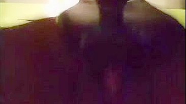 Amadora se Masturbando com Dildo Grande e Buceta Arrombada em Caseiro