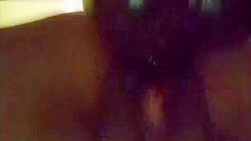 Amadora se Masturbando com Dildo Grande e Buceta Arrombada em Caseiro