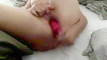 Amadora de pernas longas goza forte com consolo caseiro