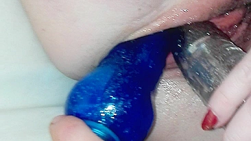 MILF casada amadora com dupla penetração de consolos e putaria