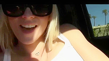 Loira amadora gozando com dildo no carro em público - vídeo caseiro