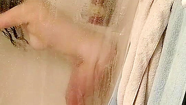 Me Masturbando com Consolo no Banho - Morena Amadora Gordinha Fodendo com Brinquedo