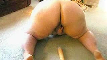 MILF com Rabão Enorme se Masturba com Consolo no Vídeo Amador