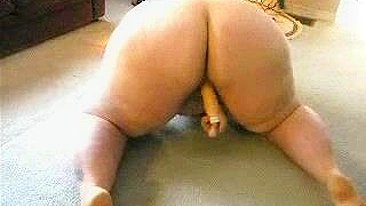 MILF com Rabão Enorme se Masturba com Consolo no Vídeo Amador