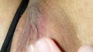 Masturbação Amadora Dedando Clitóris em Calcinha Caseira