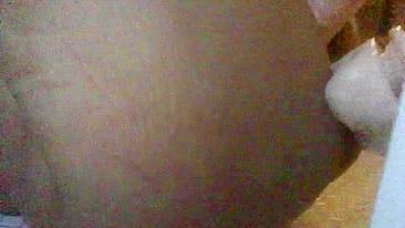 Masturbação Caseira de Gordinha Amadora com Dupla Penetração e Consolo