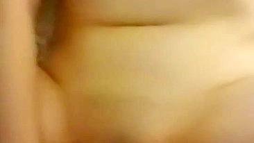 Amadora Peituda com Consolo Geme em Selfie Caseira