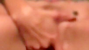 MILF se Masturba Buceta Molhada Após Dedada com Amante