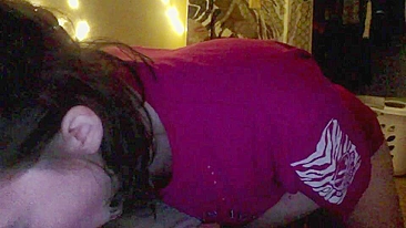 Novinha da Faculdade Engasgando com Pau Falso em Boquete Caseiro