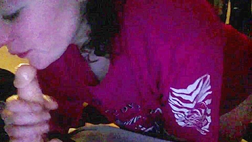 Novinha da Faculdade Engasgando com Pau Falso em Boquete Caseiro