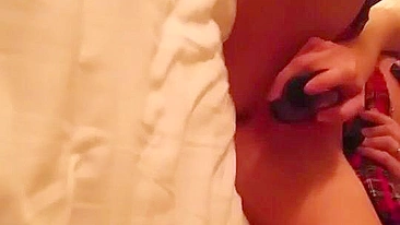 Colegial Amadora Se Masturbando com Dildo em Cosplay e Gozando