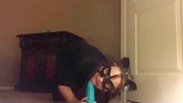 Amadora Cosplay de Mulher-Gato Se Masturba com Dildos em Bondage