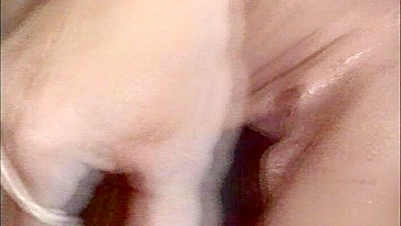 MILF Mamãe com Buceta Molhada se Masturbando com Dildo Caseiro