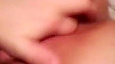 Punheta com Lábios Grandes e Gozada - Caseiro Amador