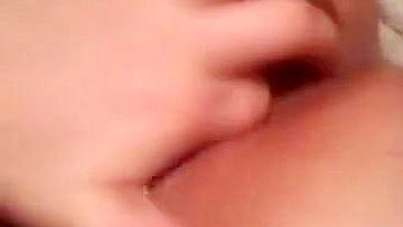 Punheta com Lábios Grandes e Gozada - Caseiro Amador