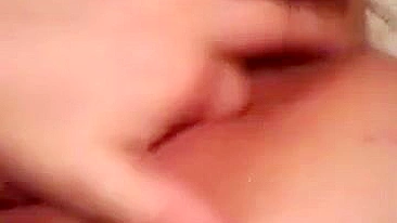 Punheta com Lábios Grandes e Gozada - Caseiro Amador