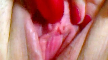 Amadora masturbando clitóris em close, gozando com gemidos e orgasmo