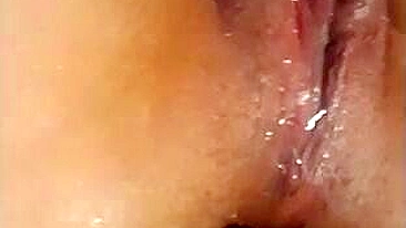 Masturbação com Dildo Gigante Espirra no Cu Arrombado