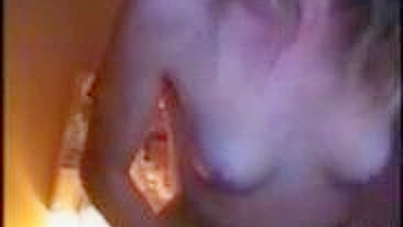 MILF Amadora Se Dedando na Webcam pra Desconhecido com Peitinhos