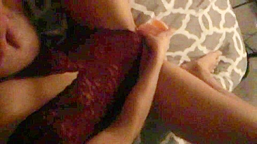 Morena amadora se masturba com dildo e mama pau em boquete caseiro