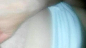 MILF se faz gozar dedando - Esposa amadora de peitos grandes