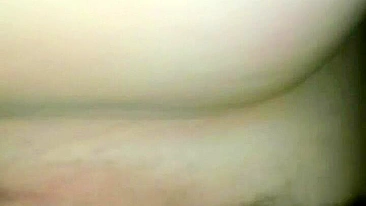 MILF se faz gozar dedando - Esposa amadora de peitos grandes