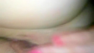 MILF se faz gozar dedando - Esposa amadora de peitos grandes