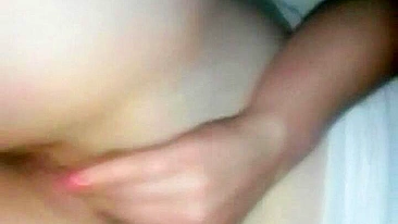MILF se faz gozar dedando - Esposa amadora de peitos grandes