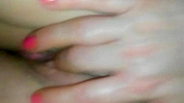 MILF se faz gozar dedando - Esposa amadora de peitos grandes