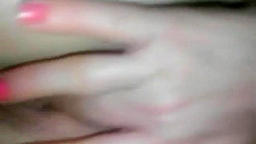 MILF se faz gozar dedando - Esposa amadora de peitos grandes