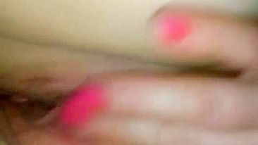 MILF se faz gozar dedando - Esposa amadora de peitos grandes