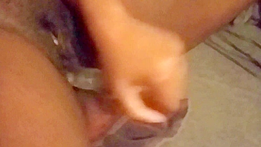 Ébano Amadora se Masturba com Consolo Preto em Vídeo Caseiro