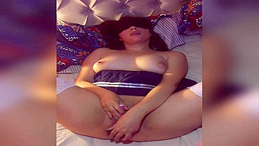 Namorada Amadora se Masturba com Peitões e Consolo em Vídeo Caseiro