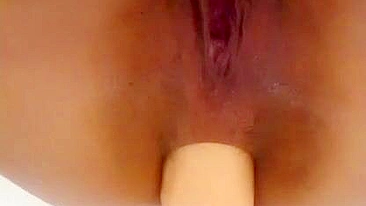 Amadora se Masturba com Consolos Enormes e Brinquedos Anais